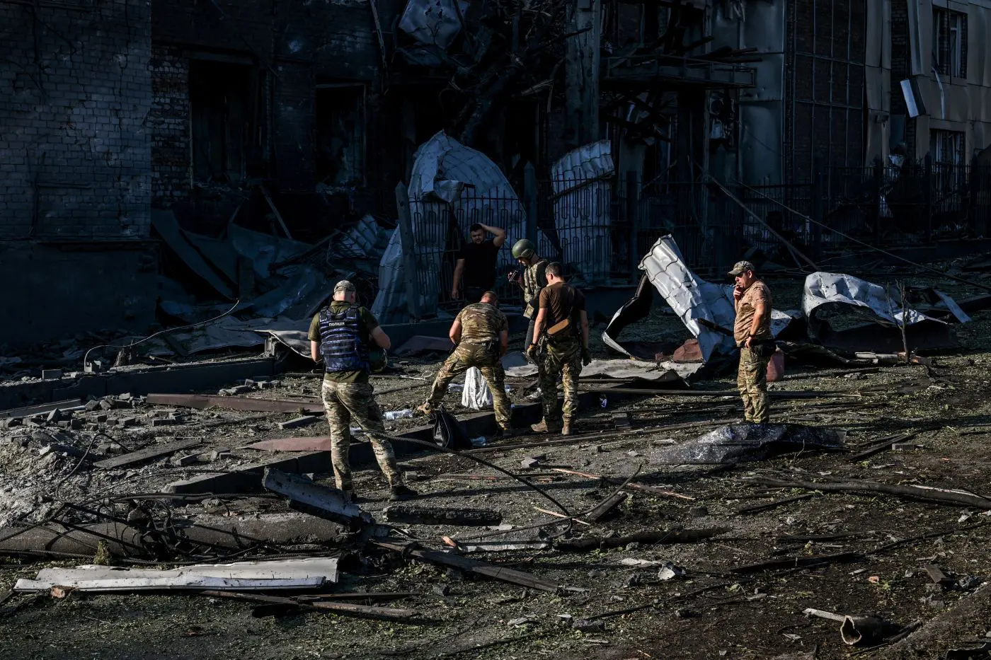 Notte di attacchi incrociati tra Russia e Ucraina, a Zaporizhzhia almeno due morti e dieci feriti