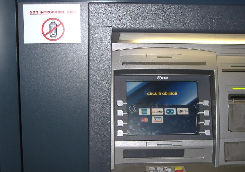 Vigevano: aggredito e rapinato dopo prelievo al bancomat, donna denunciata per rapina