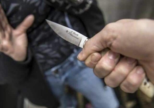 Ancora sangue ad Abbiategrasso: 19enne accoltellato nella notte in via Boccherini