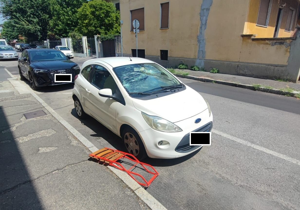 Magenta, vandalo in zona ospedale: le immagini delle aggressioni alle auto in sosta