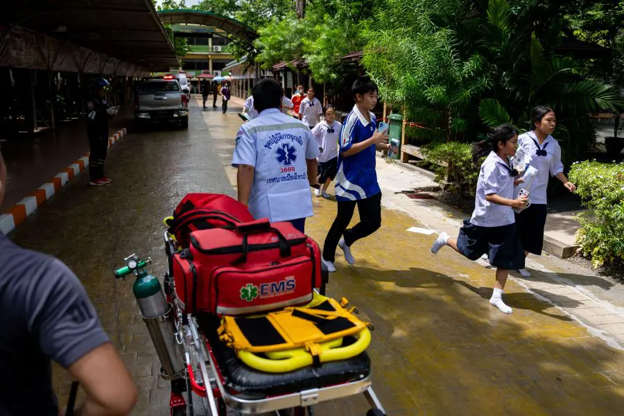Sparatoria in una scuola vicino Bangkok, diversi morti e feriti