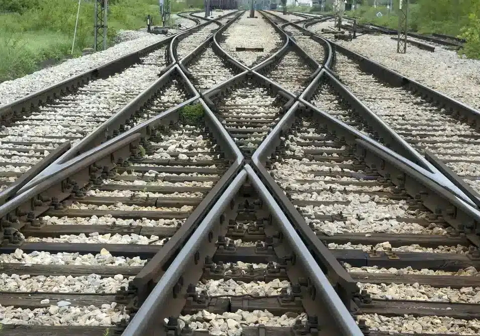 Pavia, ruba un muletto in stazione e finisce sui binari: poi scappa