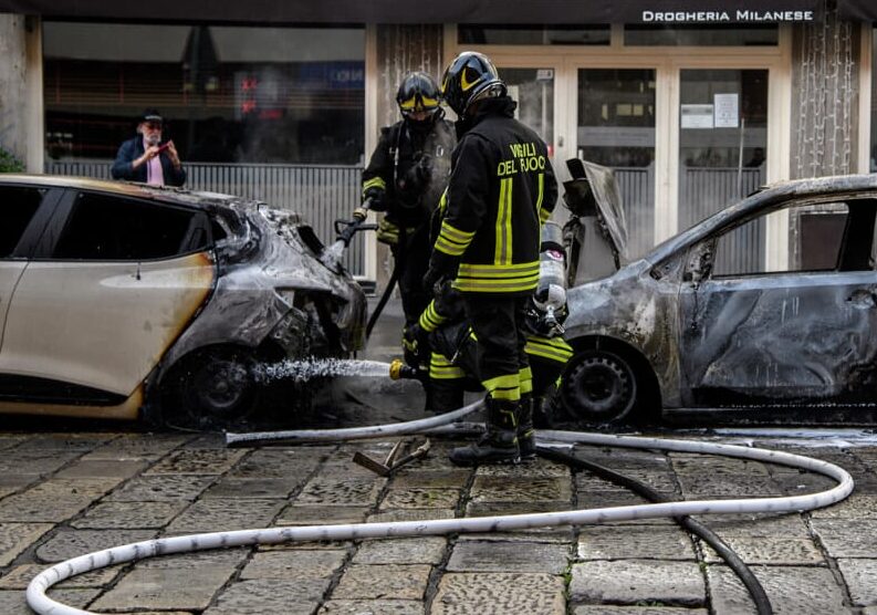 Incendio di sei auto a Milano, evacuato un albergo