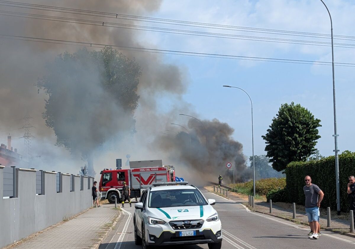 Vasto incendio a Corbetta: fiamme e fumo paralizzano il traffico vicino al ponte della Borletti