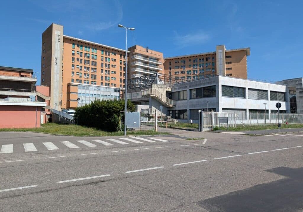 Vandalismo all’ospedale Fornaroli di Magenta e alle auto parcheggiate: la Vigilanza blocca il presunto responsabile
