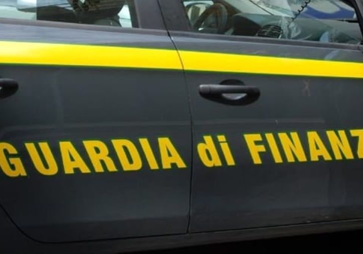 Fuga da un posto di blocco a Morimondo: finanziere travolto, caccia all’uomo tra il Milanese e il Pavese