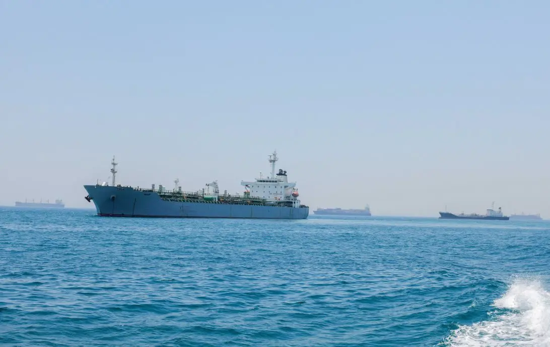 Iran, una nave mercantile colpita da un proiettile nello stretto di Hormuz: un ferito