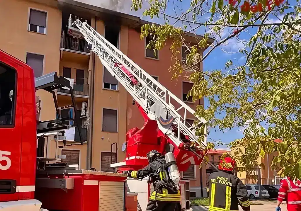 Incendio in un appartamento a Vigevano, muore un uomo di 60 anni
