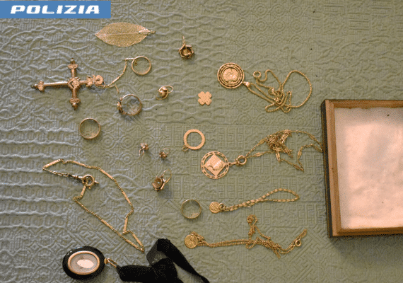 Finto carabiniere truffa un’anziana nel Verbano e le porta via quasi un chilo d’oro: due arresti sulla A26