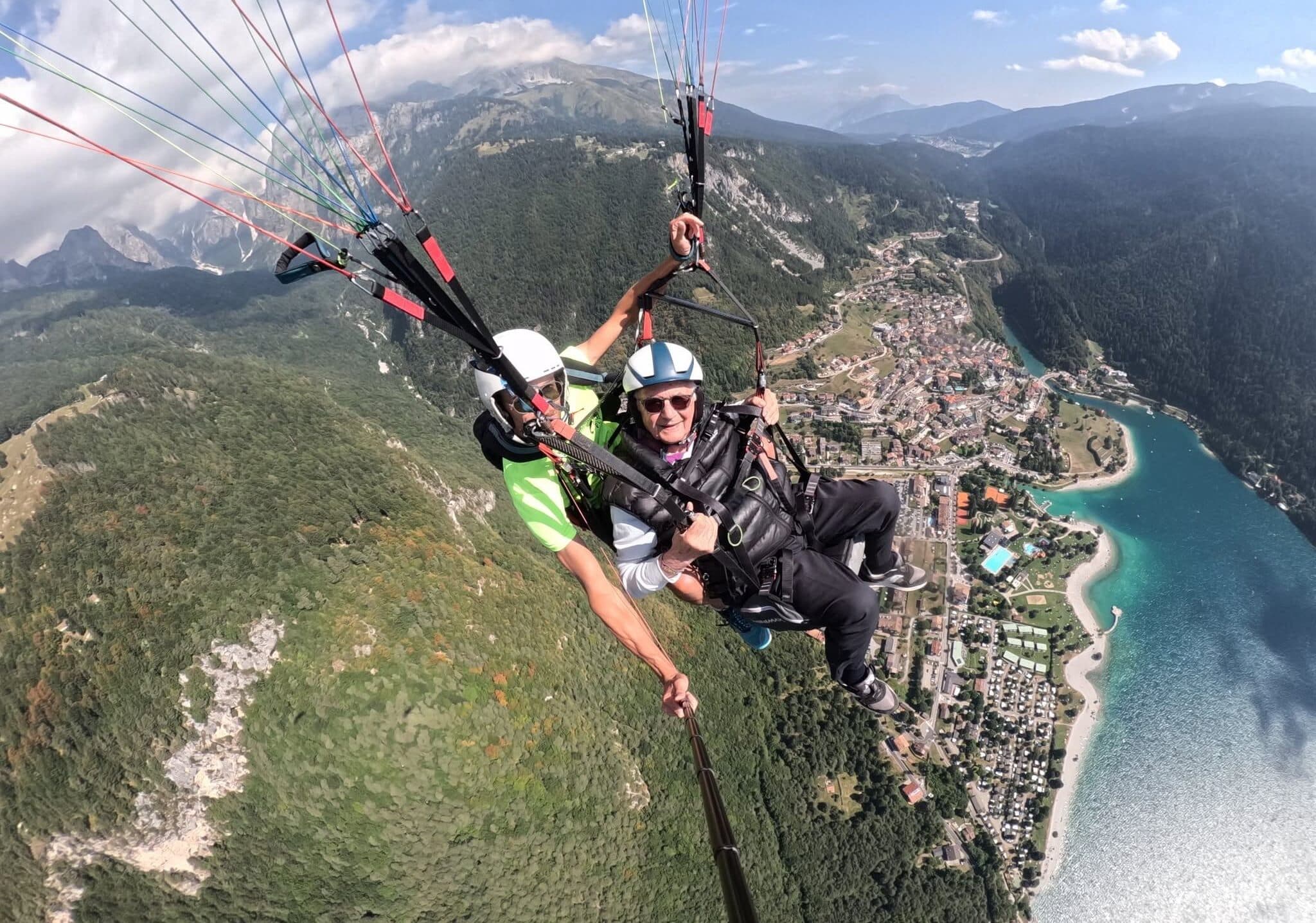 A 85 anni con il cuore in volo: il magentino Vincenzo Tonetti conquista il cielo del Brenta