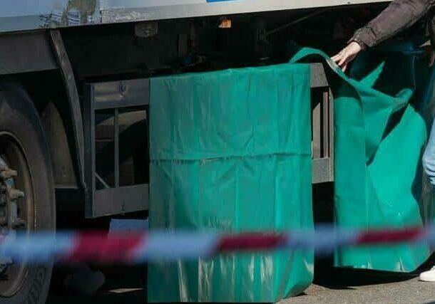 Pedone travolto e ucciso da un mezzo pesante a Milano