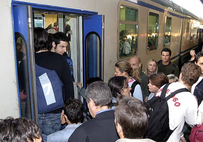 Borghetti e Negri: “Pendolari trattati come passeggeri di serie B. Regione intervenga su Trenord”