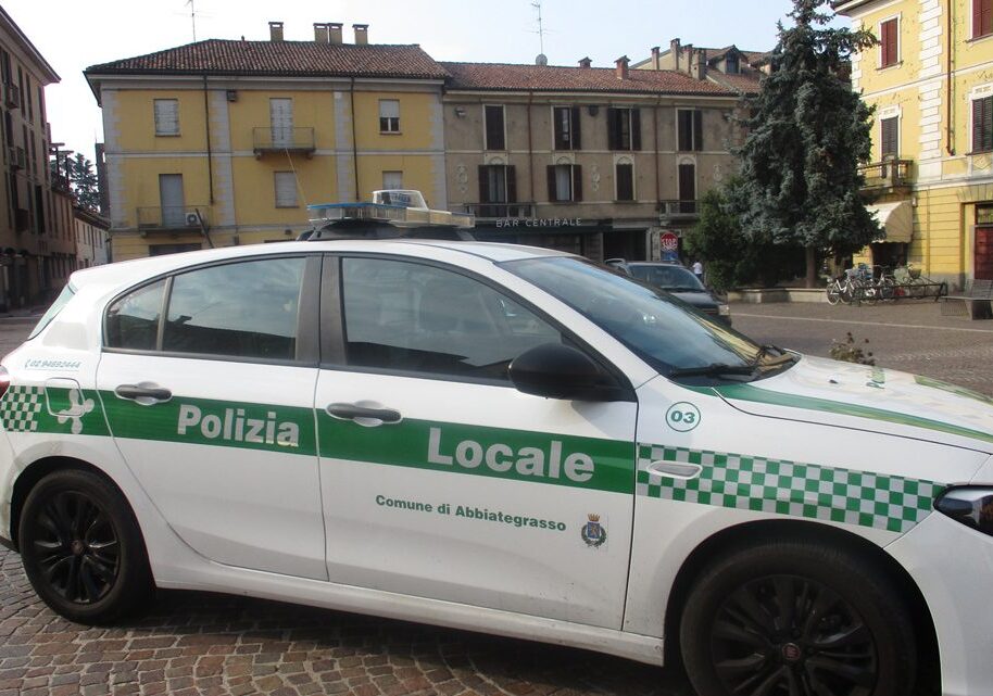 Incidente ad Abbiategrasso: scontro tra auto e moto in via Legnano, ferito un 24enne