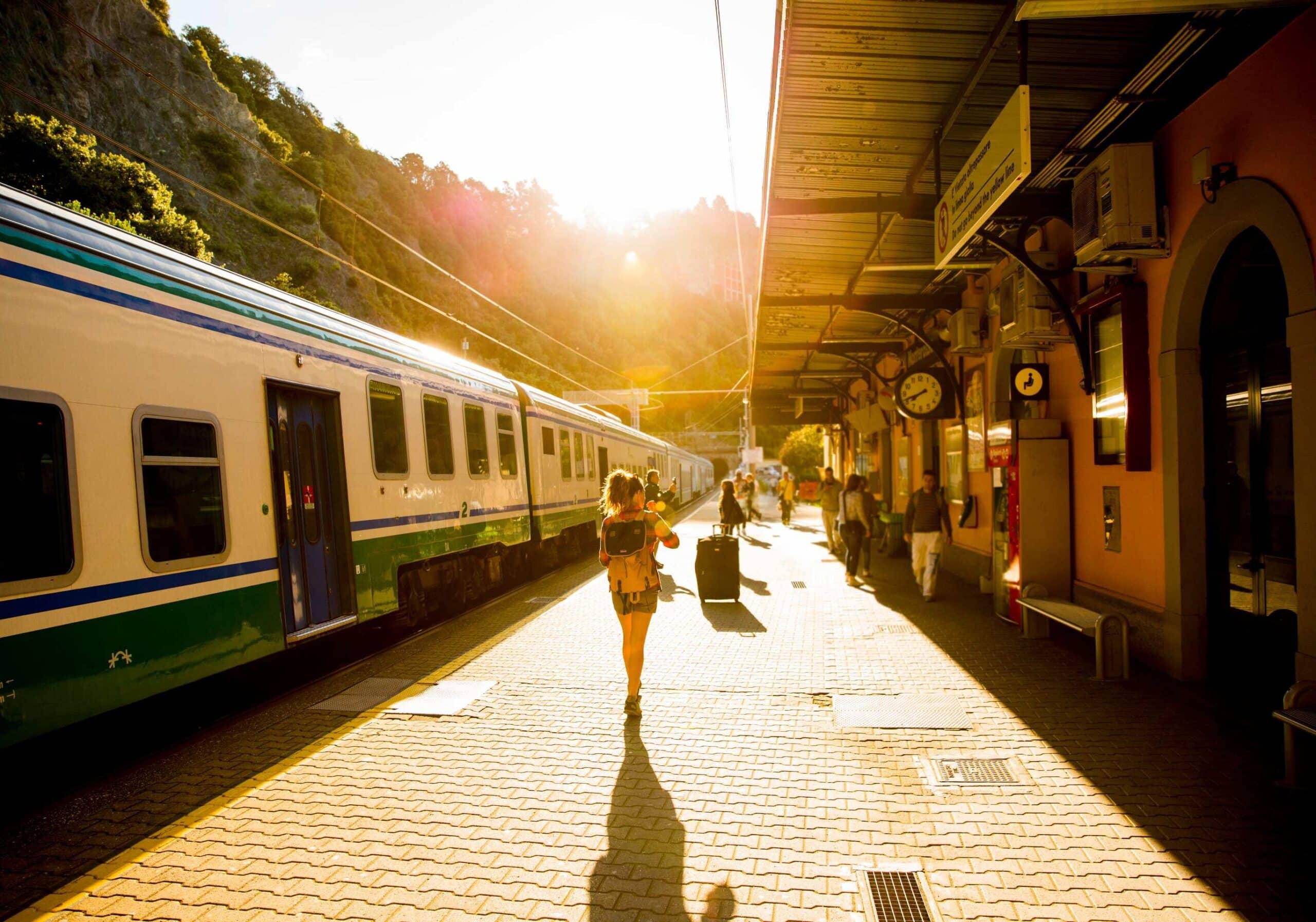Le vacanze dei milanesi: l’analisi Trainline tra il lusso della Versilia e la vivacità della Romagna