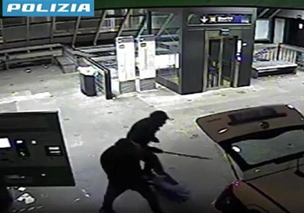 Spaccate e furti in biglietterie stazioni lombarde, tre arresti