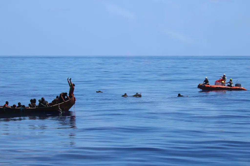 Sea Watch, almeno due morti e numerosi dispersi nel naufragio di un gommone nelle acque tra Libia e Tunisia
