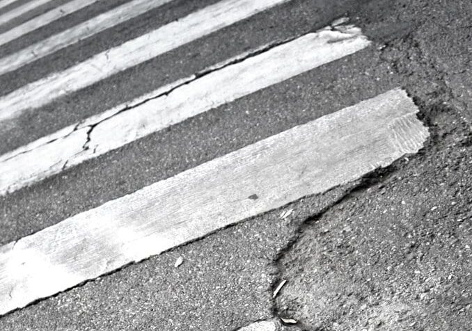 Investito da una moto sulle strisce pedonali, grave anziano a Milano