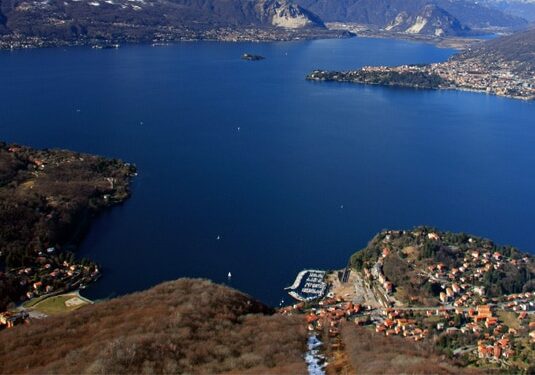 Luino: ristruttura il terrazzo e scarica cemento e piastrelle nel lago Maggiore, denunciat