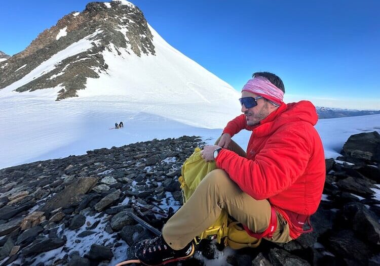 Il rescaldinese Giovanni Scognamiglio autore del primo libro solidale dedicato ai rifugisti della Valmalenco