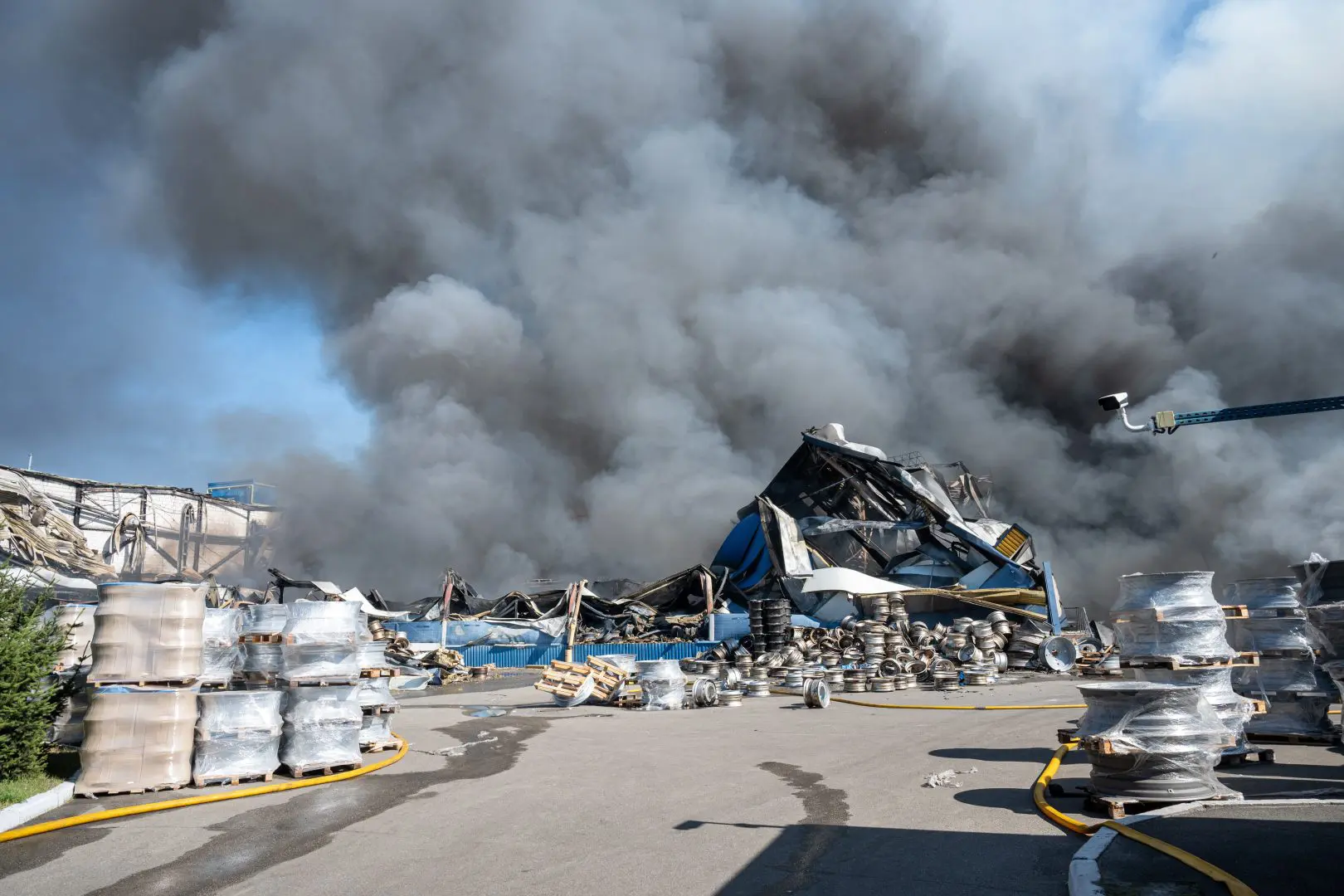 Ucraina, attacco russo in un deposito ferroviario di Kiev: 7 morti