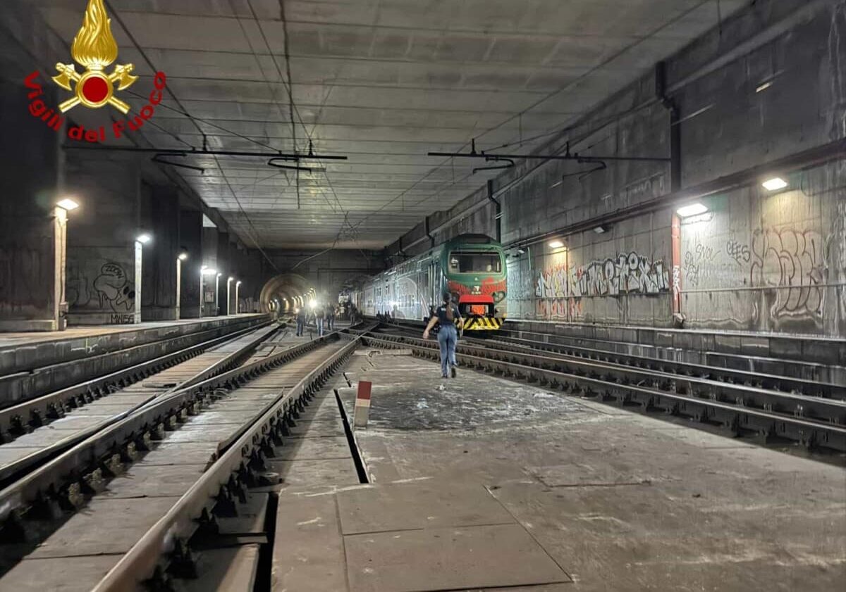 Calcinacci in caduta libera colpiscono un treno a Milano Lancetti