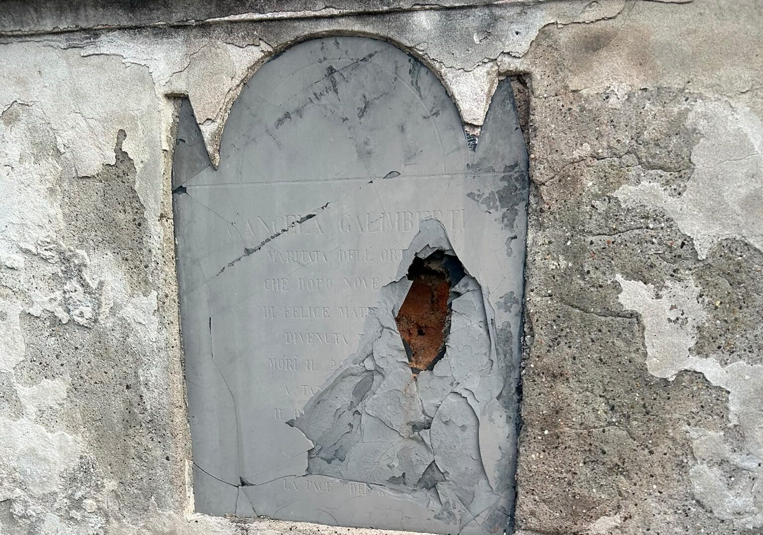 Ossona: Cimitero in condizioni pietose. La denuncia di Sergio Garavaglia