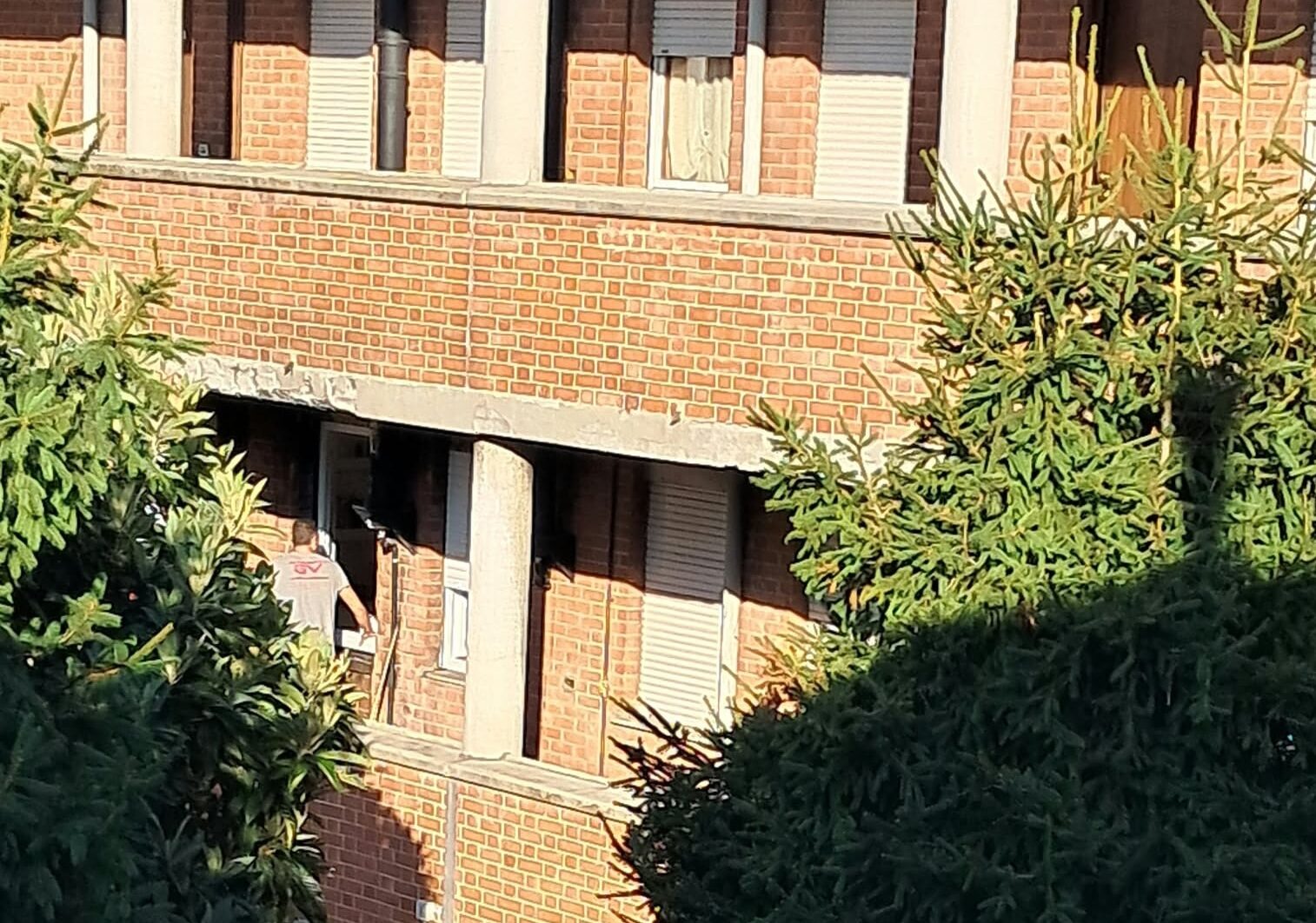 Magenta, riqualificazione e pulizia nei palazzi Aler di via Toti: al via anche il ripristino dell’alloggio danneggiato dal rogo