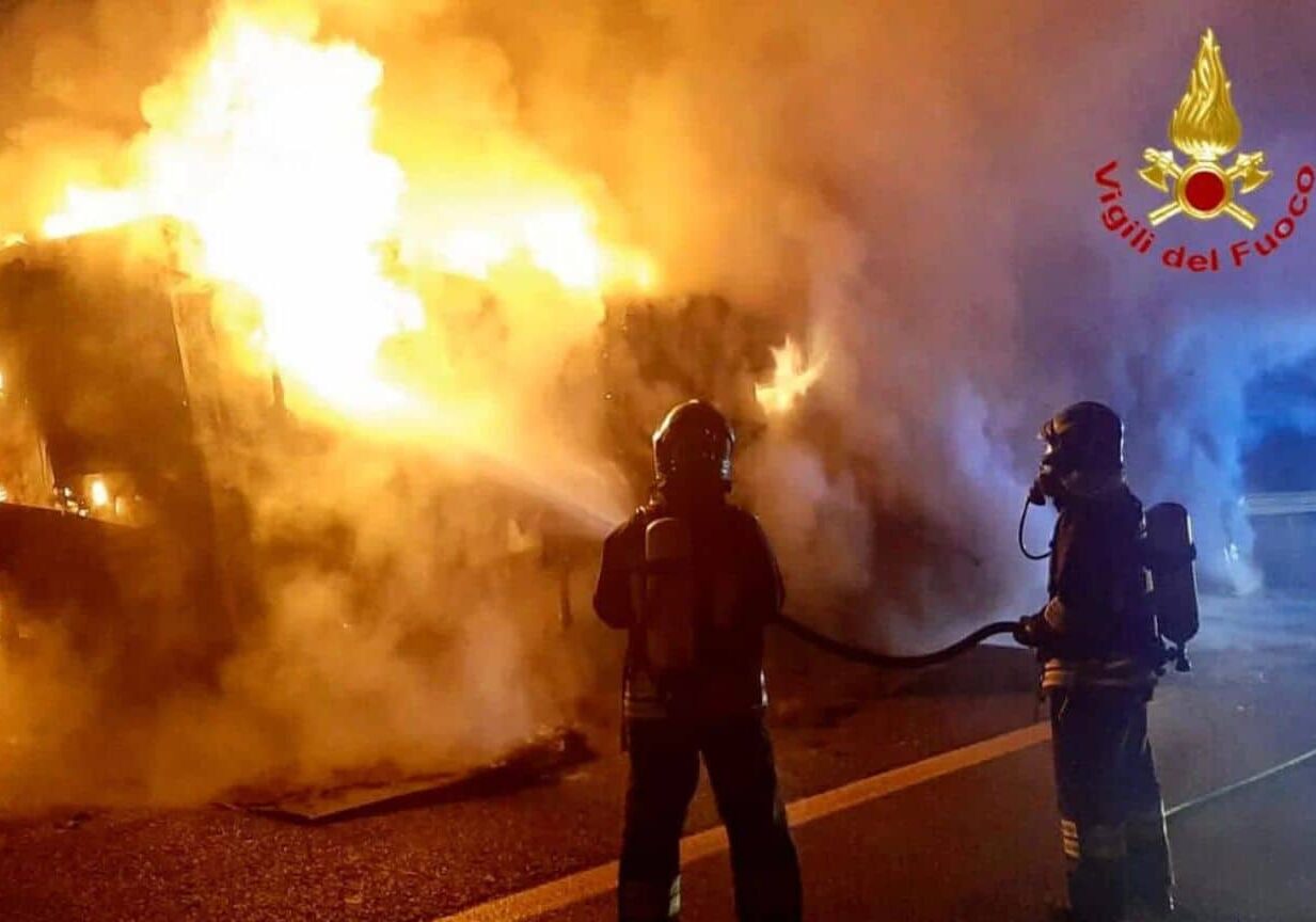 Camion avvolto dalle fiamme sulla tangenziale Ovest, traffico paralizzato
