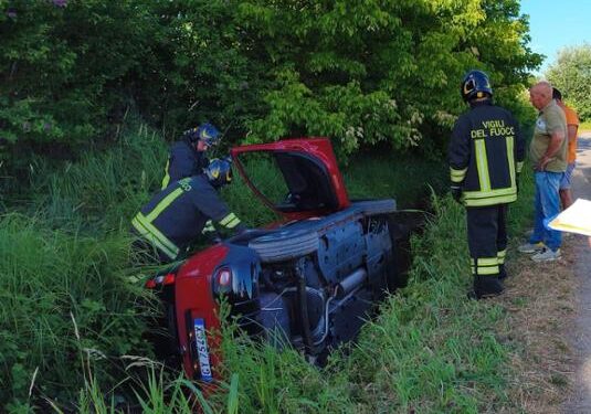 Pavia: finisce fuori strada con auto, salvato 49enne