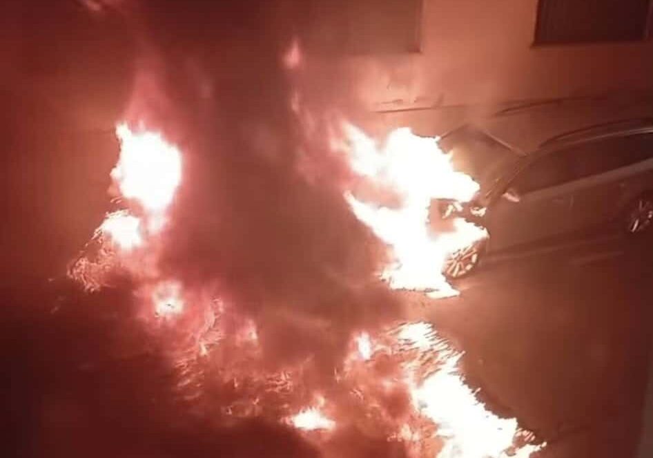 Notte di fuoco a Bareggio: probabilmente doloso l’incendio che ha distrutto un’auto in via IV Novembre