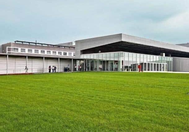 Perseguita e picchia dirigente dell’Asst Ovest Milanese: agli arresti domiciliari