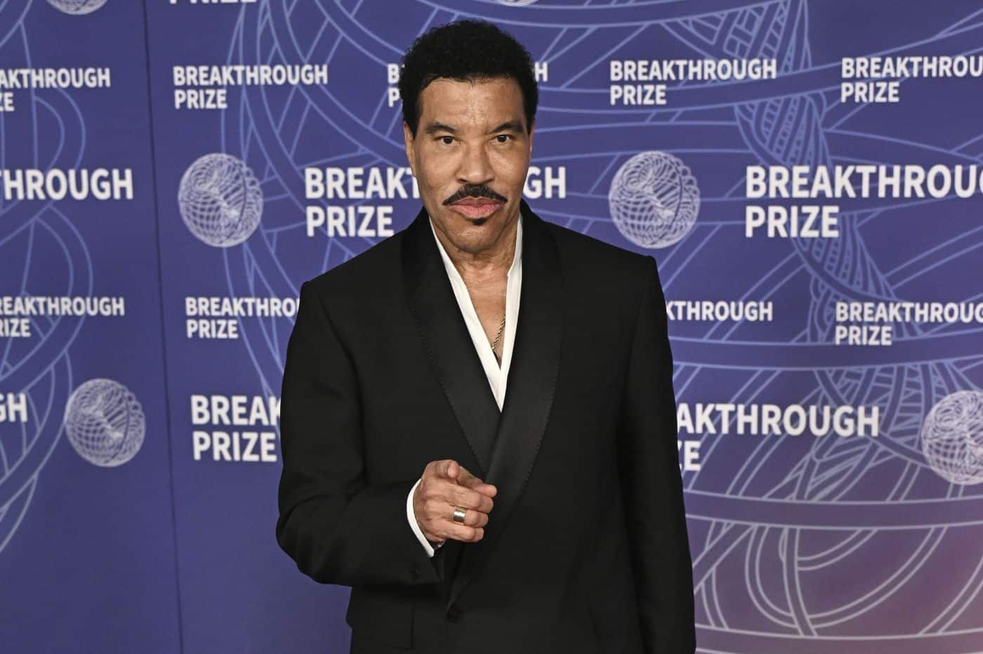 Lionel Richie ricoverato in terapia intensiva dopo un concerto a St. Louis