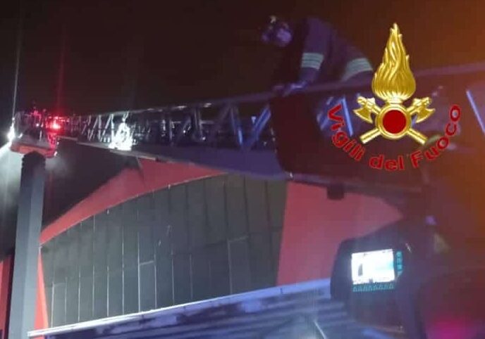 Incendio in un capannone a Pero: distrutte auto di pregio