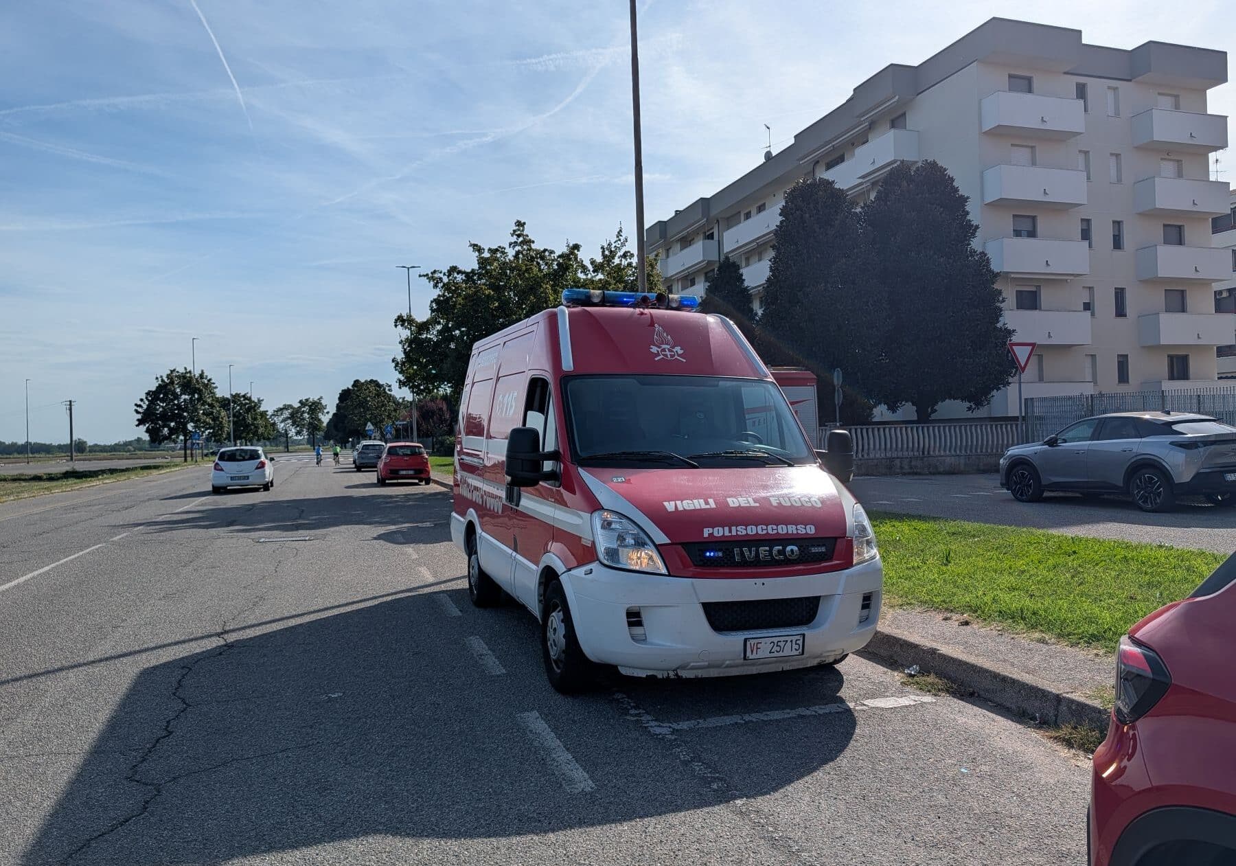 Principio d’incendio in via Canossa a Magenta: intervento tempestivo dei Vigili del Fuoco, nessun ferito