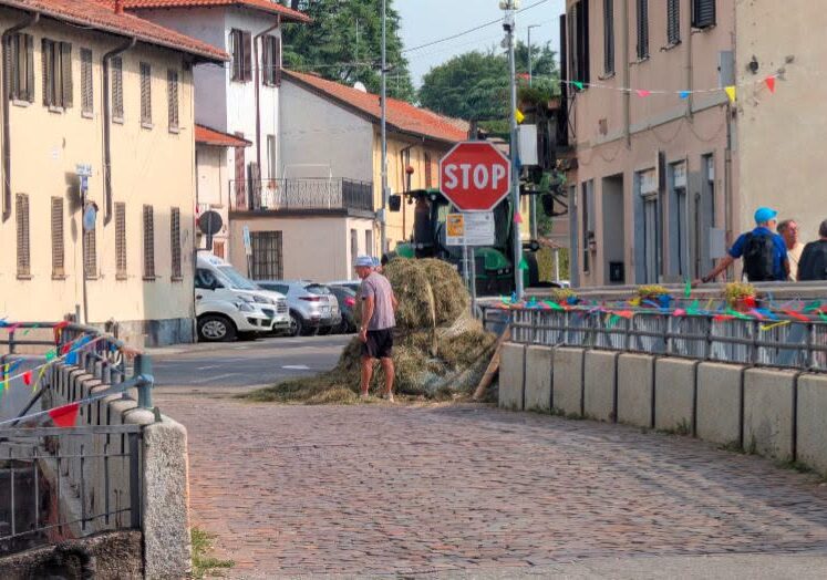 Pontevecchio, la balla di fieno cade dal rimorchio: risolto in pochi minuti l’imprevisto agricolo