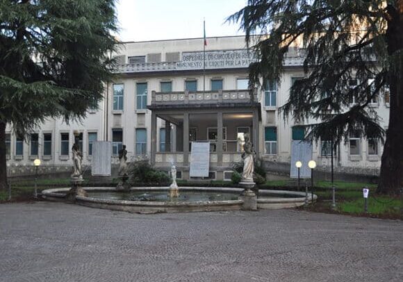 Bimba curata per un mal di pancia morta in ospedale, tre medici indagati a Rho