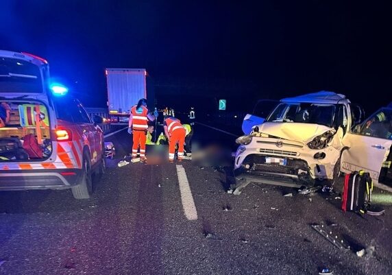 Tir tampona tre auto sull’A21 nel Pavese, un morto e due feriti