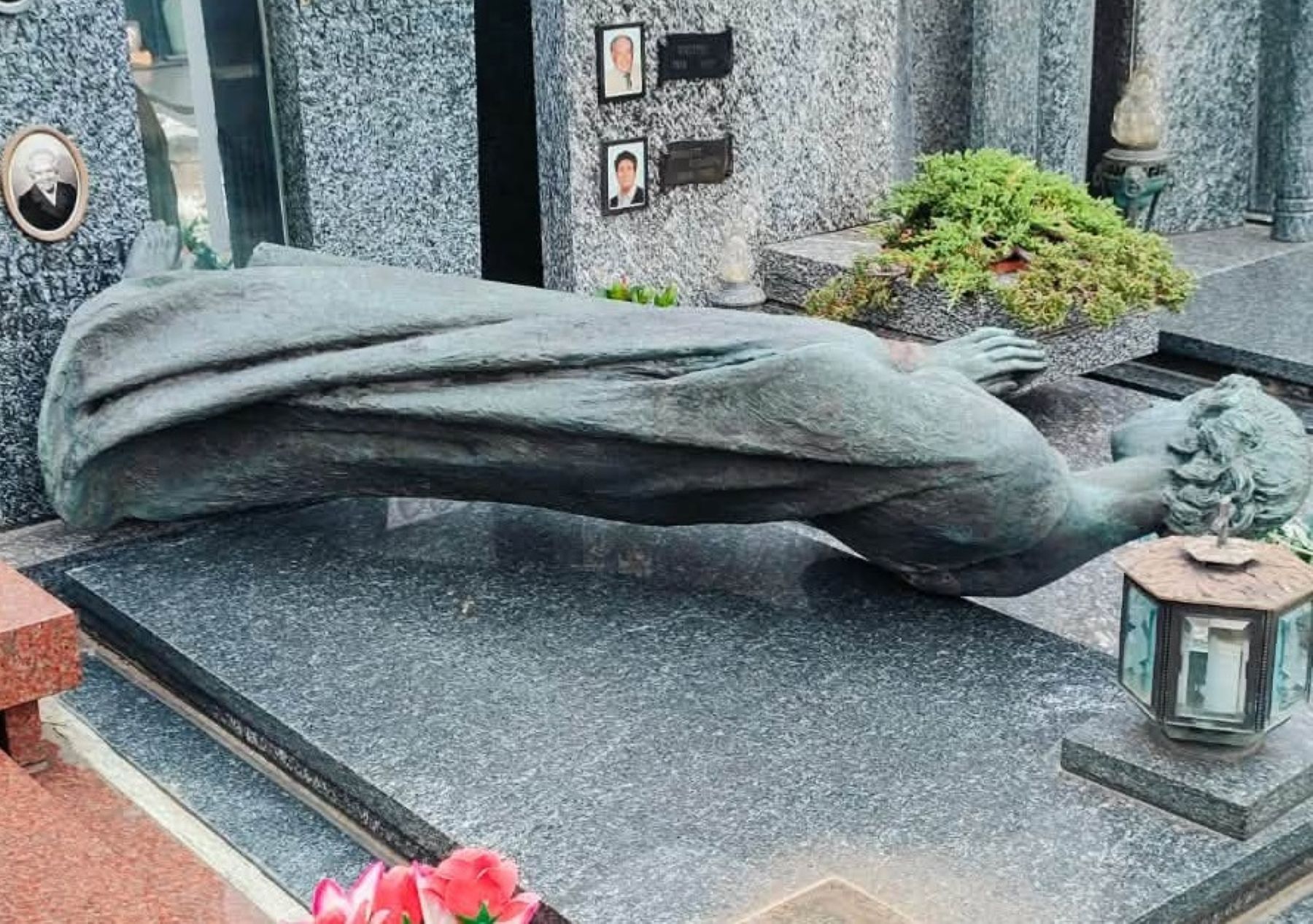 Cimitero di Turbigo preso di mira nella notte: furti e ingenti danni, Sindaco Allevi sul posto con le forze dell’ordine