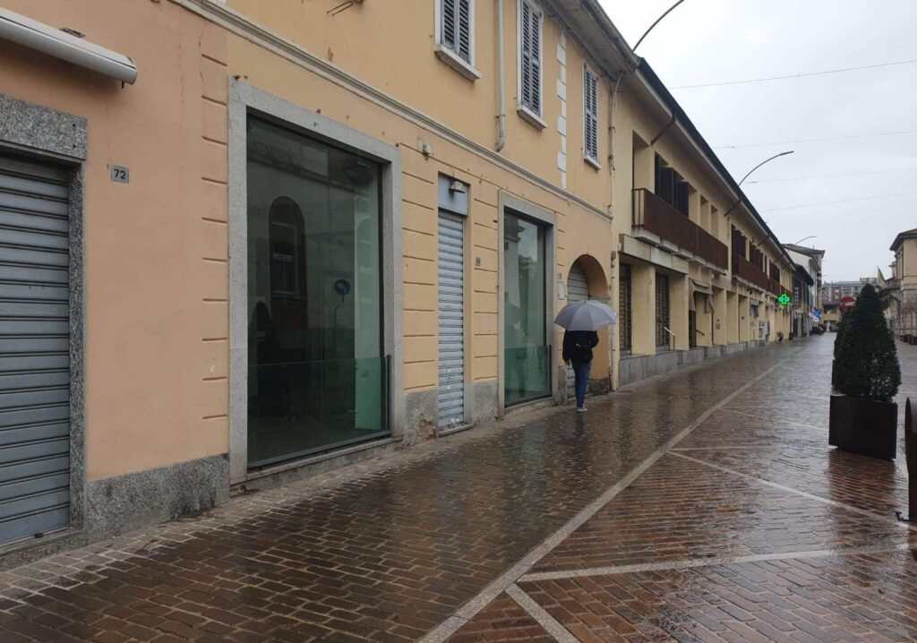 Famiglia senza tetto vaga per Magenta senza meta: Giuseppe apre le porte di casa e li salva