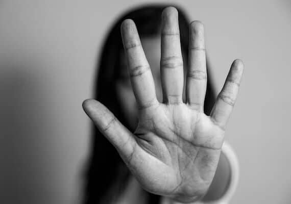 Picchia la moglie davanti ai figli di 2 e 6 anni, arrestato a Milano