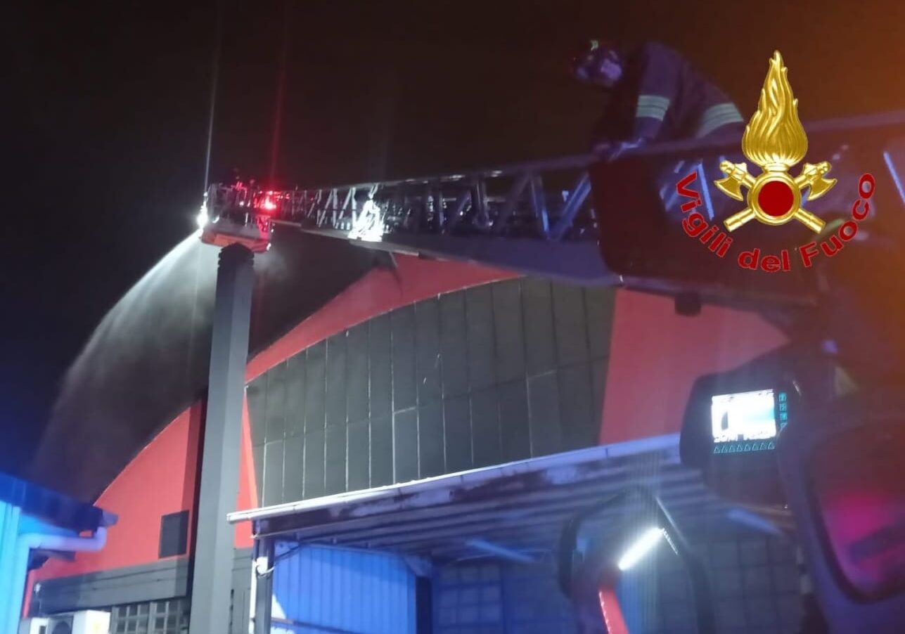 Notte di terrore ad Arconate: incendiato lo storico Palazzo Villoresi, 30enne bloccato dai Carabinieri