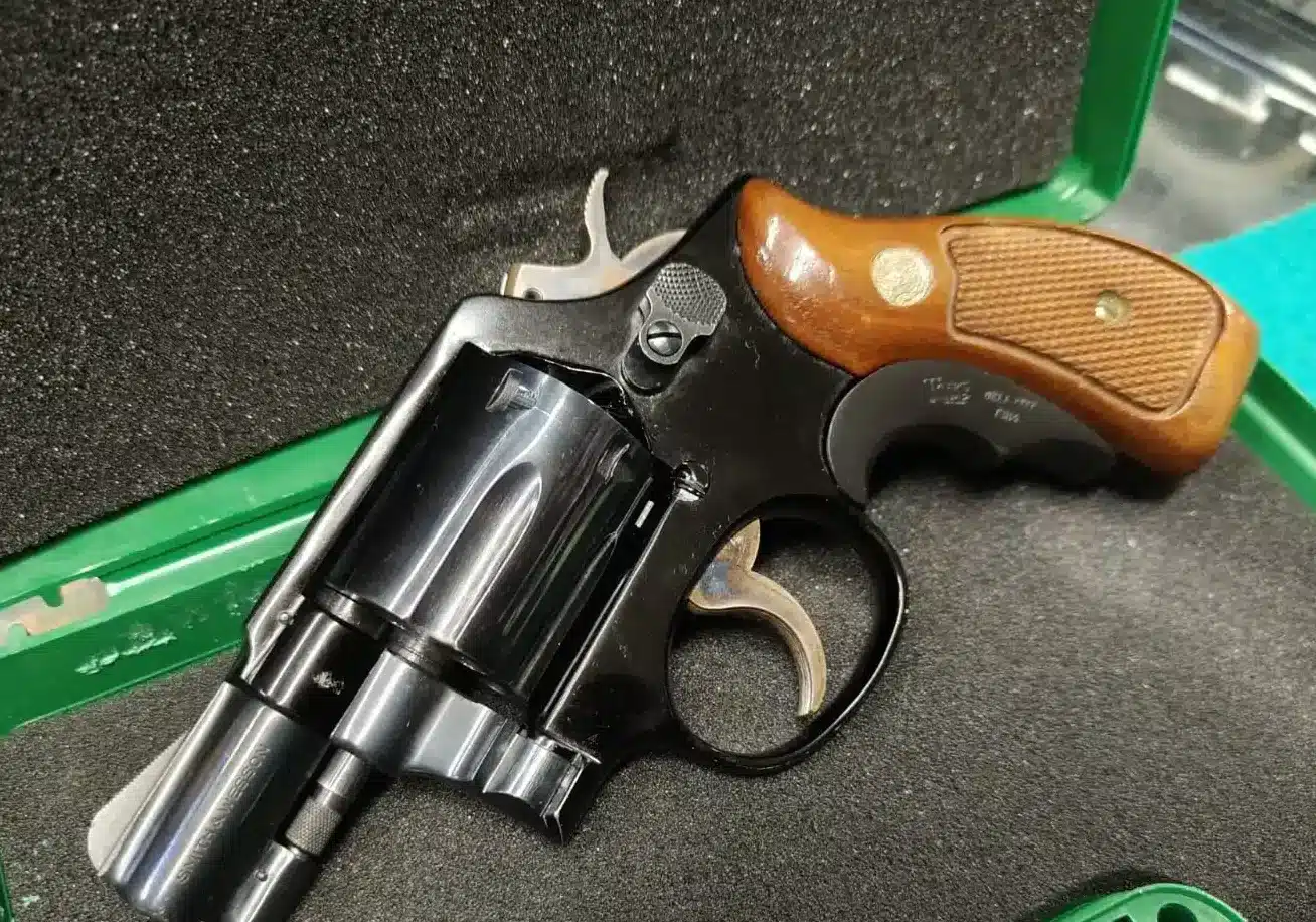 Minaccia i passanti dal balcone con una pistola, arrestato