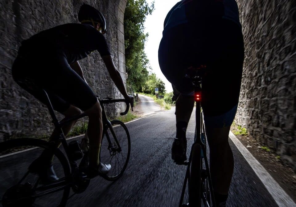 Strade troppo strette ….e senza luce: un incubo per ciclisti e automobilisti