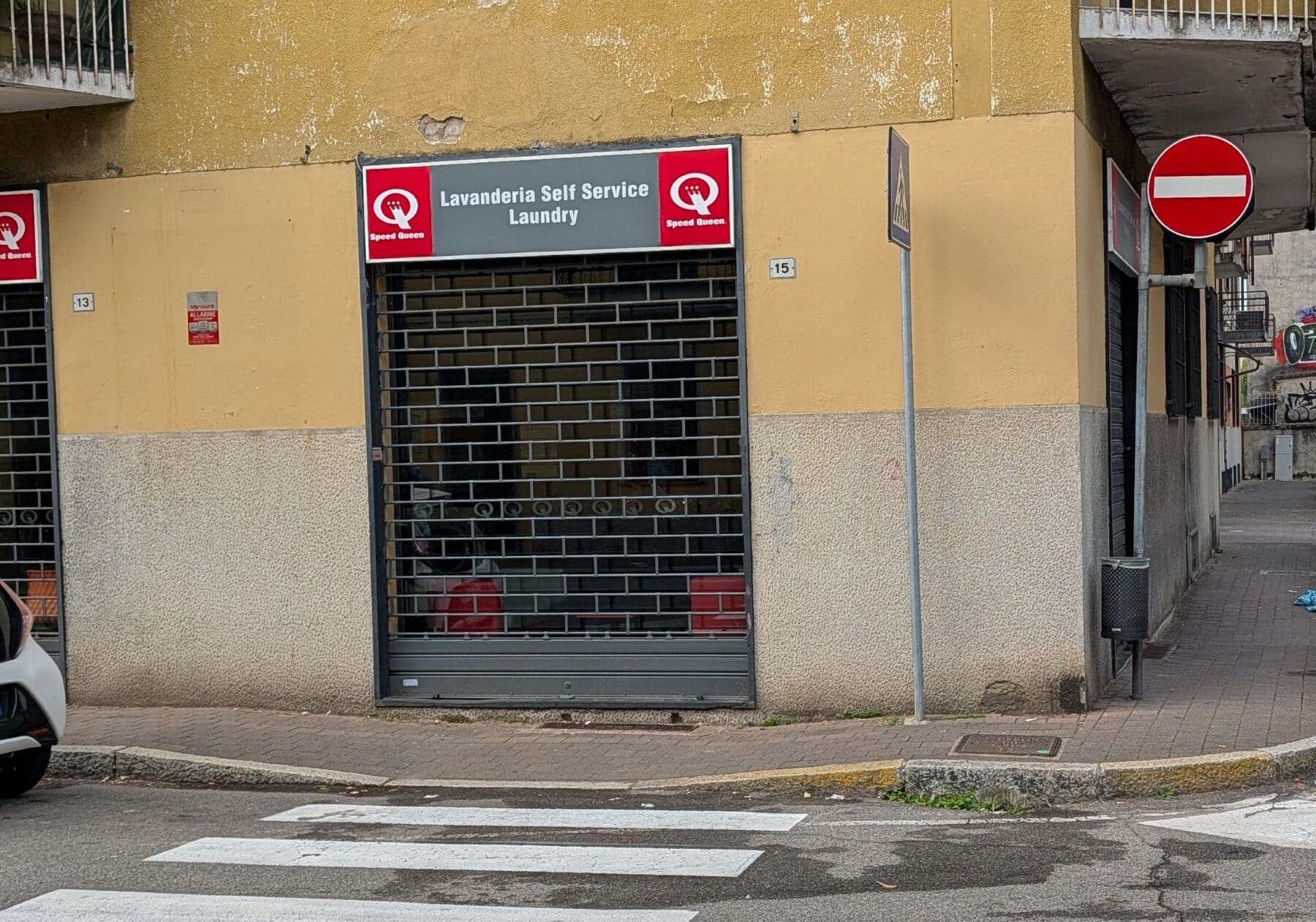 Tensione in via Zara a Magenta: uomo nudo tenta di appiccare il fuoco a una lavanderia
