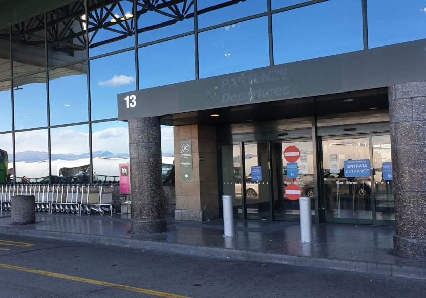 Mortara: già gravato di espulsione, rompe il vetro dell’auto dei Carabinieri durante il viaggio a Malpensa. Rimpatriato un 34enne
