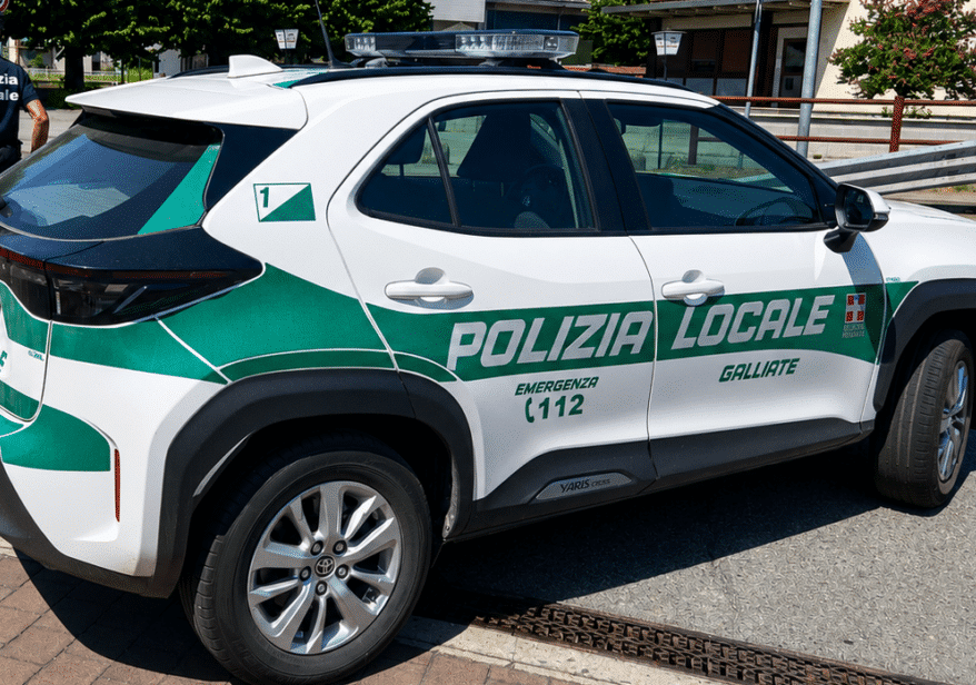 Bambino di due anni chiuso in auto sotto il sole: salvato dalla Polizia locale a Galliate