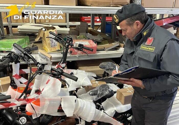 Milano, sequestrati 845 monopattini  ed e-bike non conformi